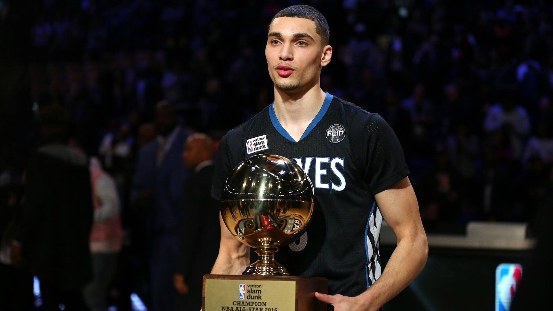 乐鱼体育平台登录-“武汉马拉松：冲刺瞬间，赛场爆发速度激情！”